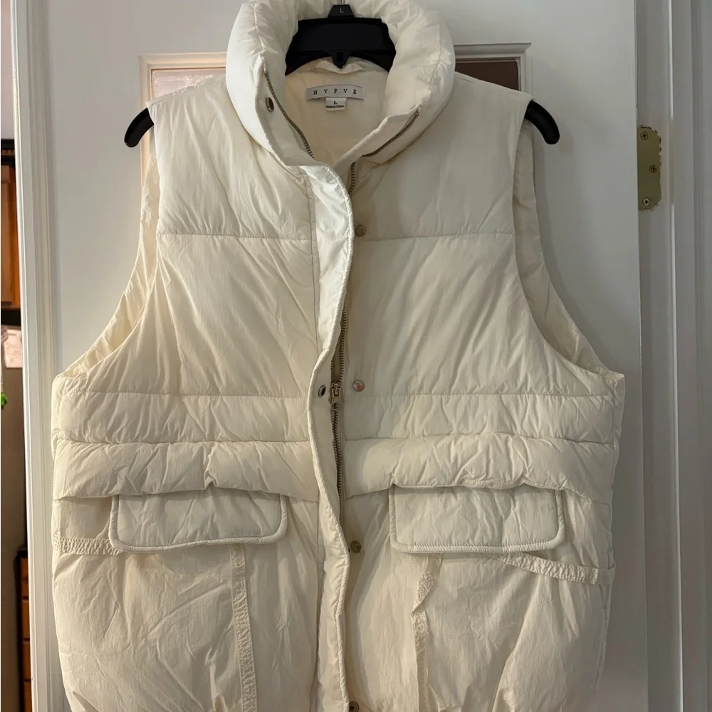 HYFVE Women's White Puffer Vest, size large. Excellent condition - Picture 3 of 7
